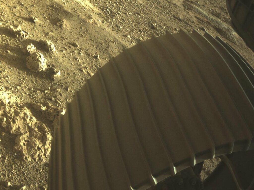 L'une des six roues de Perseverance et le sol martien // Source : Nasa