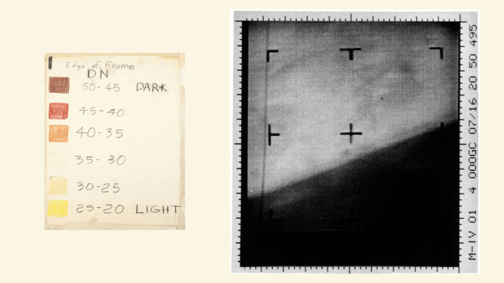 À gauche, les données converties en nombres. À droite, la première image de Mars, en noir et blanc. // Source : NASA/JPL-Caltech/Dan Goods (montage Numerama)