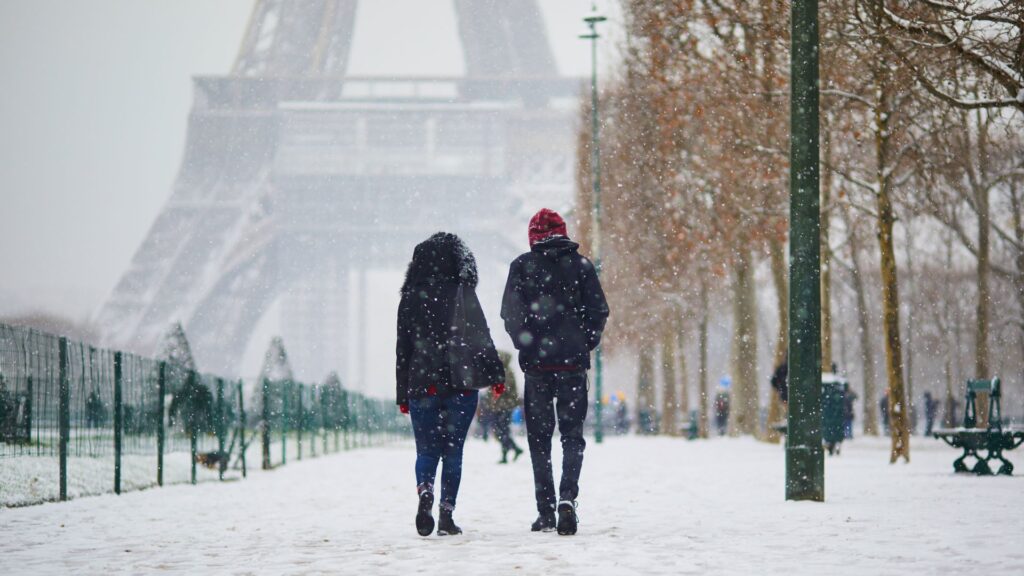 Quelques flocons et Paris semble plus calme. // Source : Canva