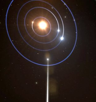 Représentation du passage d'Oumuamua dans le système solaire. // Source : ESO, M. Kornmesser, L.Calcada. Music: Mylonite - MRP (Mylonite Recordz Production) (image recadrée)