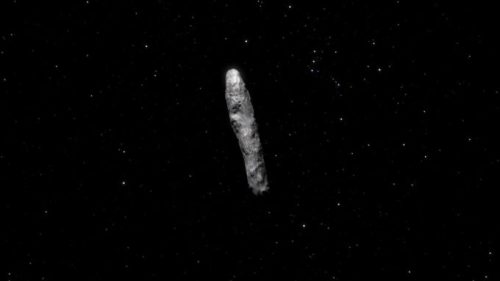 Vue d'artiste d'Oumuamua. De tels visuels ont probablement nourri la popularité de cet objet. // Source : ESO, M. Kornmesser, L.Calcada. Music: Mylonite - MRP (Mylonite Recordz Production) (image recadrée)