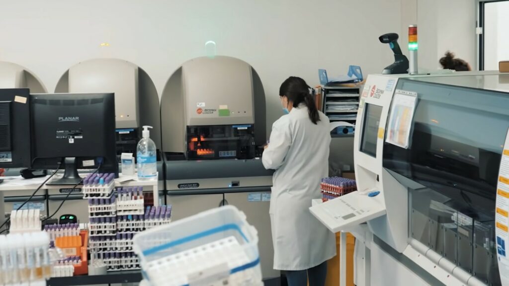 Plateau technique d'analyse des échantillons en PCR. // Source : Numerama