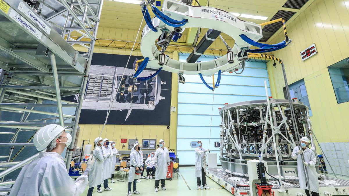 Arrivée du troisième module chez Airbus à Brême. // Source : Flickr/CC/NASA Orion Spacecraft (photo recadrée)