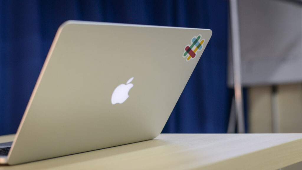 Une étiquette reprenant le logo de Slack, collée sur un ordinateur. // Source : Flickr/CC/Giorgio Minguzzi (photo recadrée)