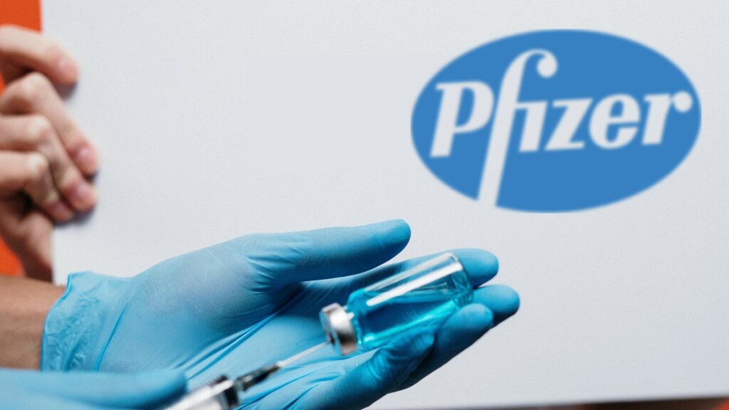 Le vaccin de Pfizer est l'un des principaux vaccins validés pour maitriser l'épidémie causée par le coronavirus SARS-CoV-2. // Source : Pexels/montage avec logo Pfizer
