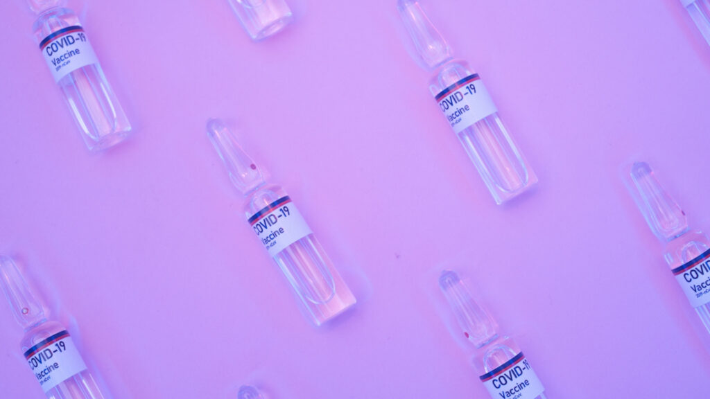Vaccins contre la Covid-19 (illustration). // Source : Pexels/Alena Shekhovtcova (photo recadrée)