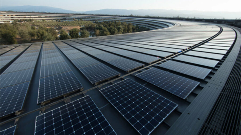Pour alimenter son siège social de Cupertino, Apple fait appel à des panneaux solaires // Source : Apple