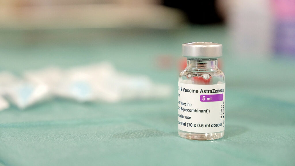 Vaccin AstraZeneca contre le coronavirus. // Source : Flickr/CC/gencat cat (photo recadrée)