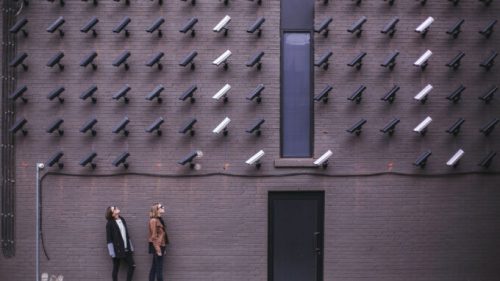 Des caméras de surveillance. // Source : Matthew Henry (photo recadrée)