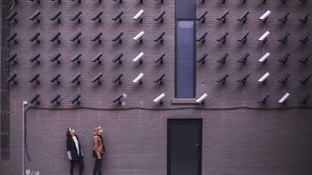 Des caméras de surveillance. // Source : Matthew Henry (photo recadrée)