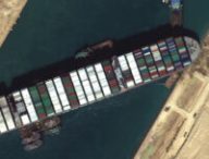 Le cargo échoué dans le canal de Suez. // Source : Wikimedia/CC/Maxar Technologies (photo recadrée)