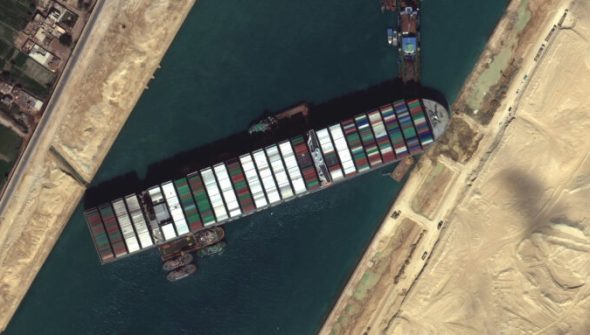 Le cargo échoué dans le canal de Suez. // Source : Wikimedia/CC/Maxar Technologies (photo recadrée)