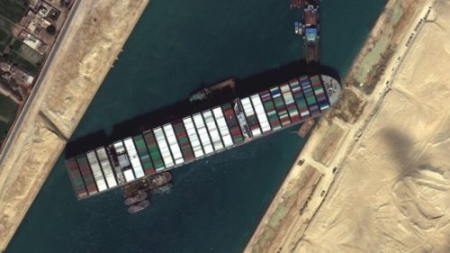 Le cargo échoué dans le canal de Suez. // Source : Wikimedia/CC/Maxar Technologies (photo recadrée)