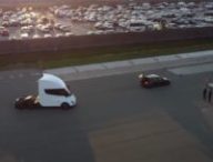 Camion Tesla Semi en train de rouler // Source : Capture YouTube/Chris Nguyen