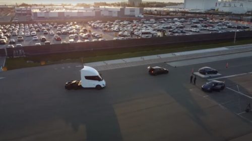 Camion Tesla Semi en train de rouler // Source : Capture YouTube/Chris Nguyen