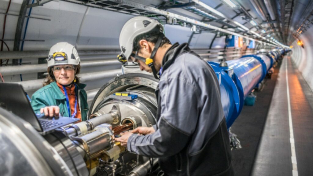 Des physiciens travaillant sur la maintenance du LHC. // Source : CERN