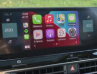 L'écran de bord de la Citroën ë-C4 lorsque l'on y branche un iPhone et que Apple CarPlay s'enclenche.