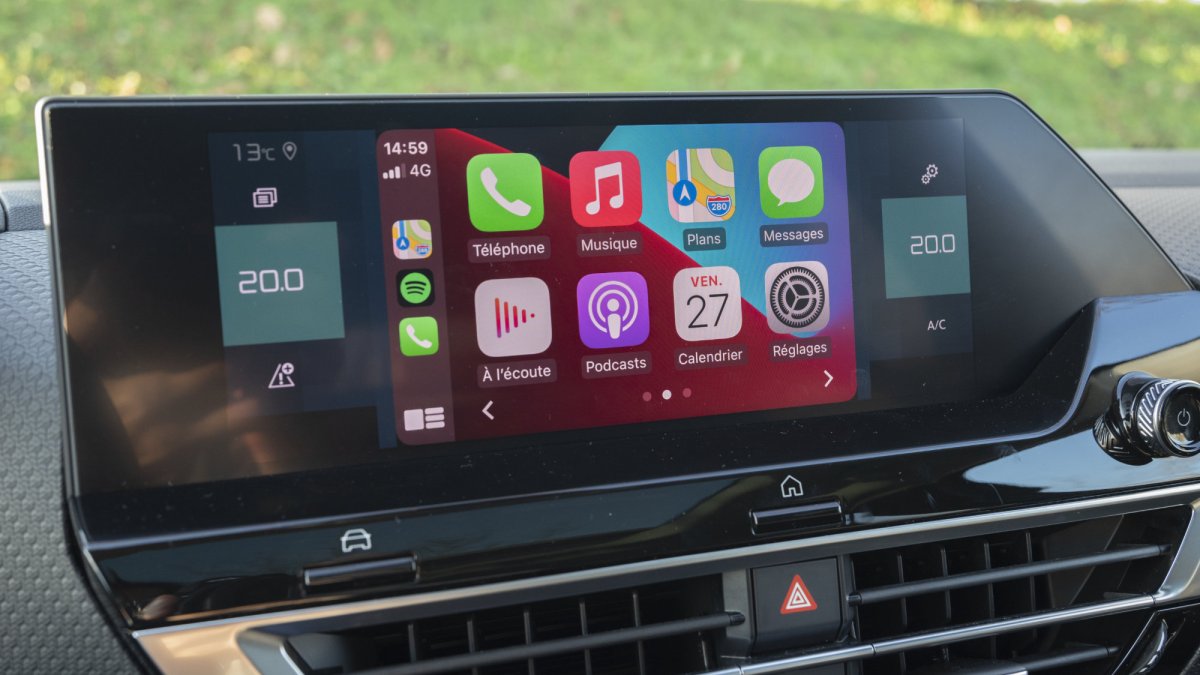 L'écran de bord de la Citroën ë-C4 lorsque l'on y branche un iPhone et que Apple CarPlay s'enclenche.