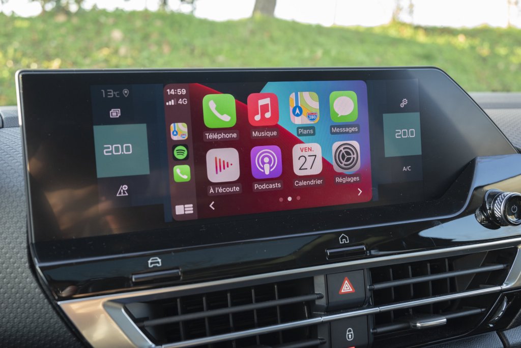 L'écran de bord de la Citroën ë-C4 lorsque l'on y branche un iPhone et que Apple CarPlay s'enclenche.