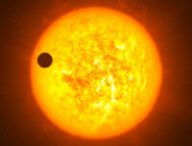 Vue d'artiste d'une exoplanète en transit devant son étoile. // Source : Wikimedia/CC/ESO/L. Calçada (image recadrée)