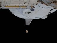 Le Crew Dragon attaché à l'ISS, et la Lune un peu plus loin. // Source : Flickr/CC/Nasa Johnson (photo recadrée)