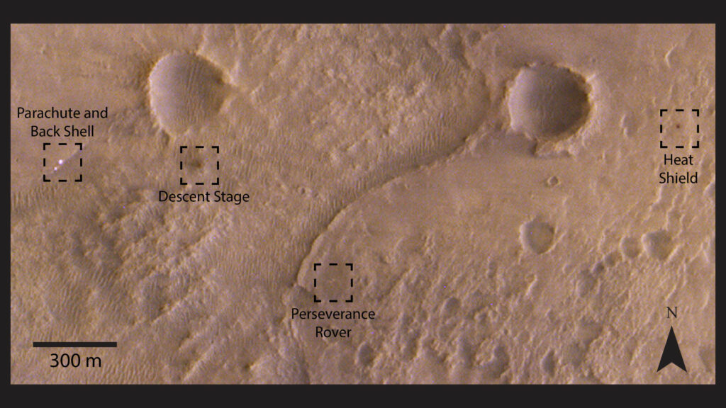 De gauche à droite : le parachute et le bouclier arrière, l'étage de descente, le rover, le bouclier thermique. // Source : ESA/Roscosmos/CaSSIS; acknowledgement A. Valantinas