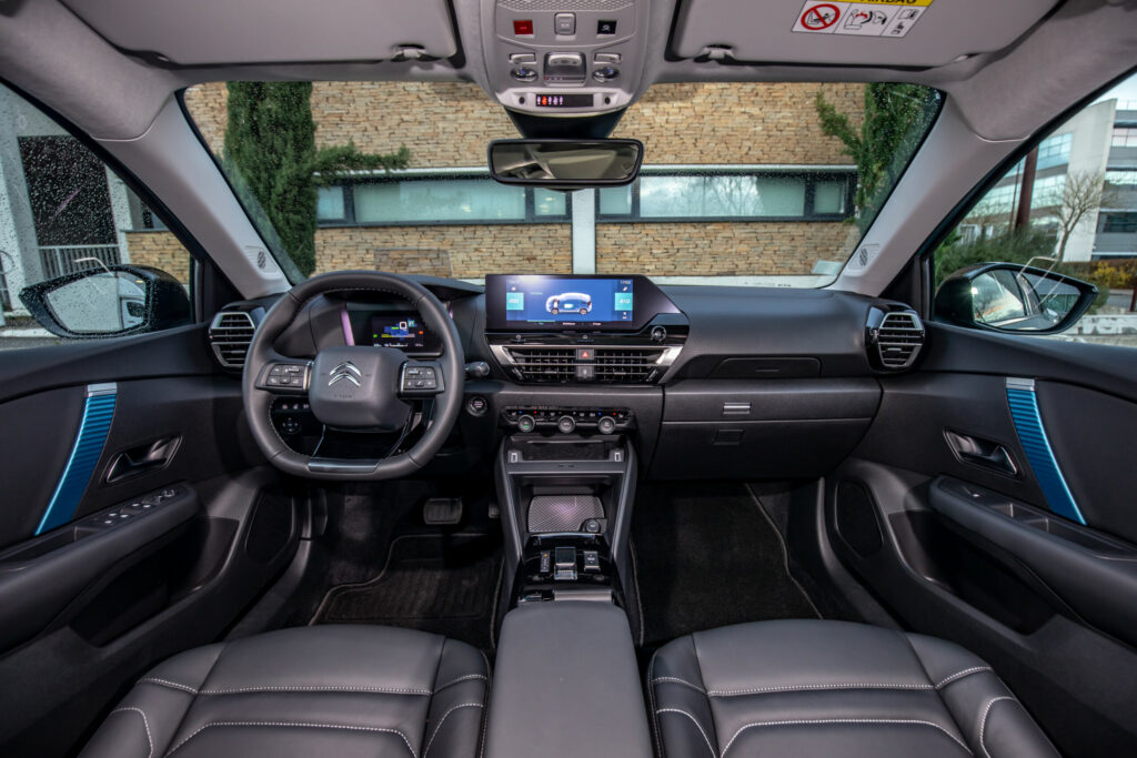 L'habitacle de la Citroën ë-C4 comprend tout ce qu'il faut pour y brancher un smartphone.