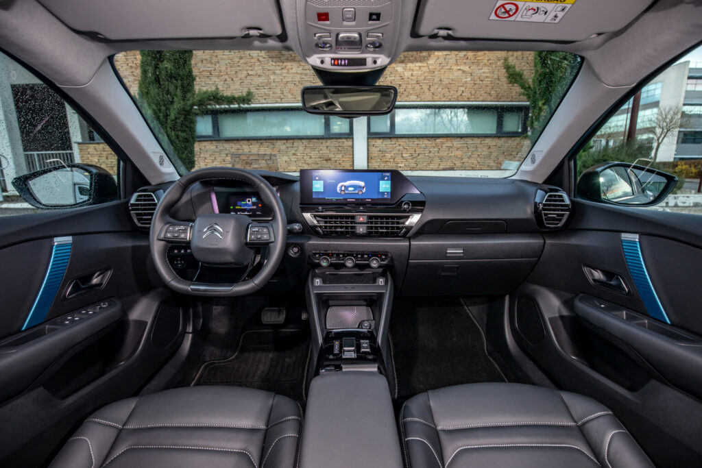L'habitacle de la Citroën ë-C4 comprend tout ce qu'il faut pour y brancher un smartphone. L'habitacle de la Citroën ë-C4 comprend tout ce qu'il faut pour y brancher un smartphone.