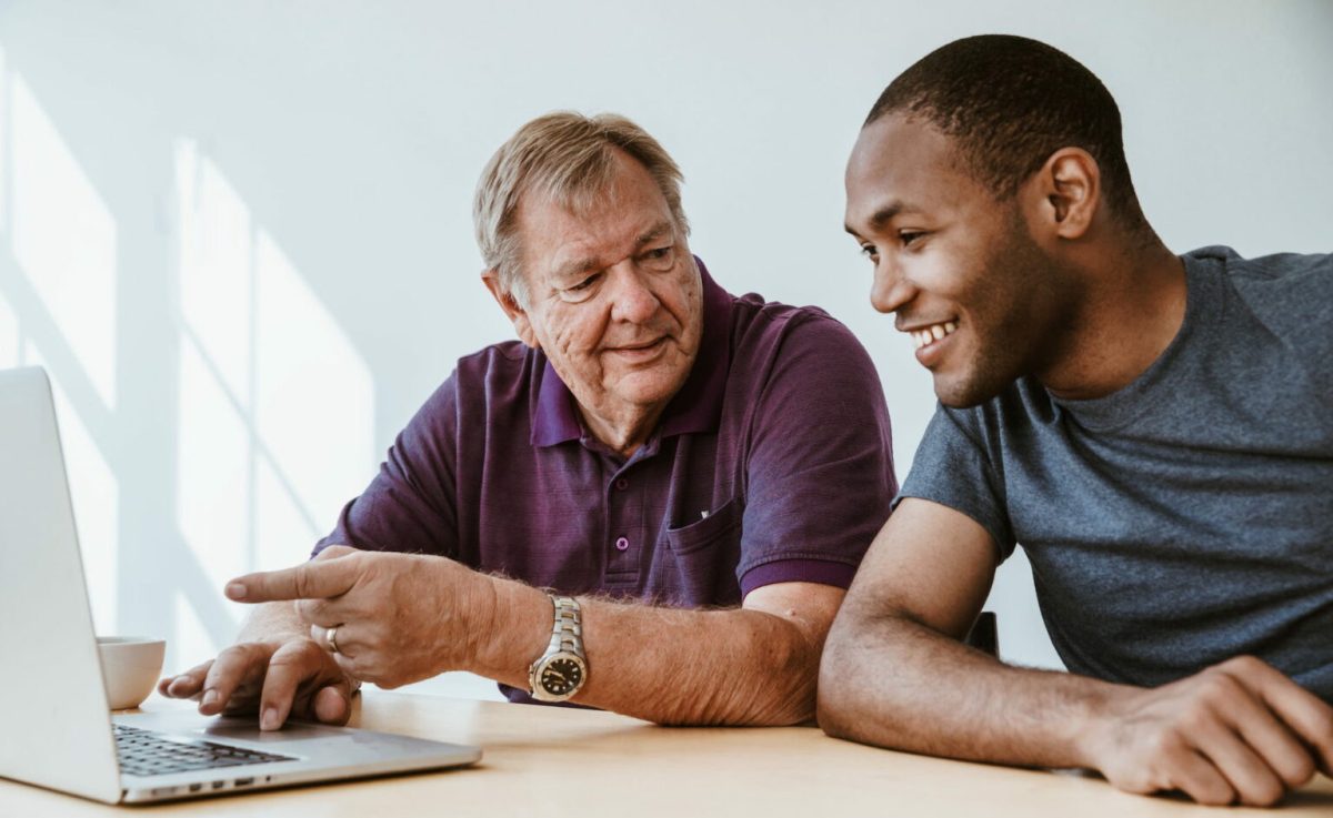 Homme explique à homme des trucs d'informatique. // Source : CCO/piqsel