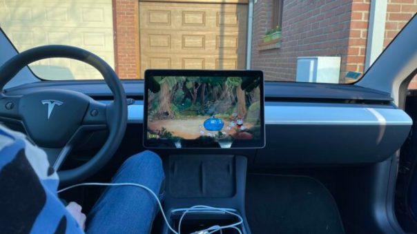 Cuphead dans une Tesla Model 3 // Source : Louise Aubry pour Numerama