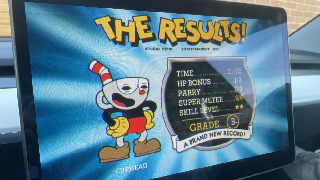 Cuphead dans une Tesla Model 3 // Source : Louise Aubry pour Numerama Cuphead dans une Tesla Model 3 // Source : Louise Aubry pour Numerama