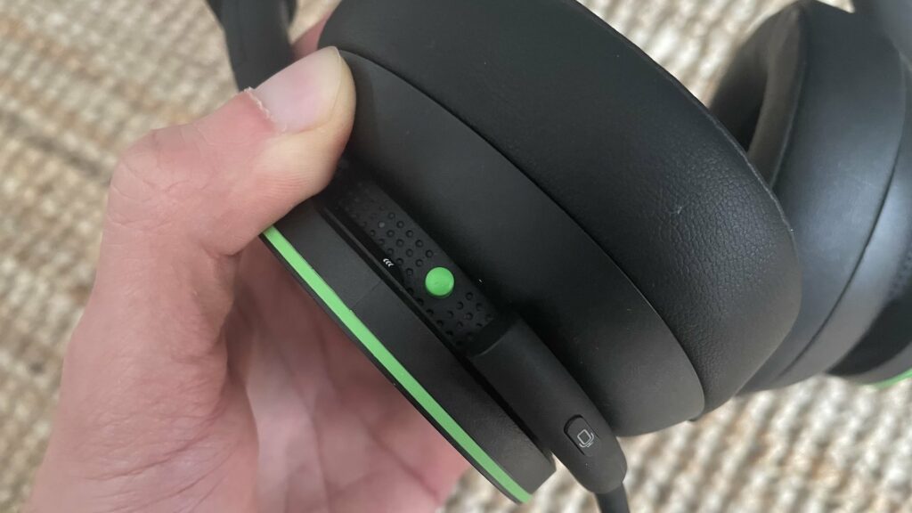 Le bouton d'allumage du Casque sans fil Xbox // Source : L'oreillette droite du Casque sans fil Xbox