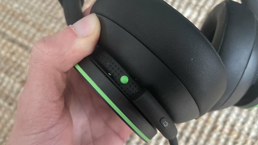 Le bouton d'allumage du Casque sans fil Xbox // Source : L'oreillette droite du Casque sans fil Xbox Le bouton d'allumage du Casque sans fil Xbox // Source : L'oreillette droite du Casque sans fil Xbox