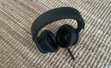 L'arceau du Casque sans fil Xbox // Source : L'oreillette droite du Casque sans fil Xbox L'arceau du Casque sans fil Xbox // Source : L'oreillette droite du Casque sans fil Xbox