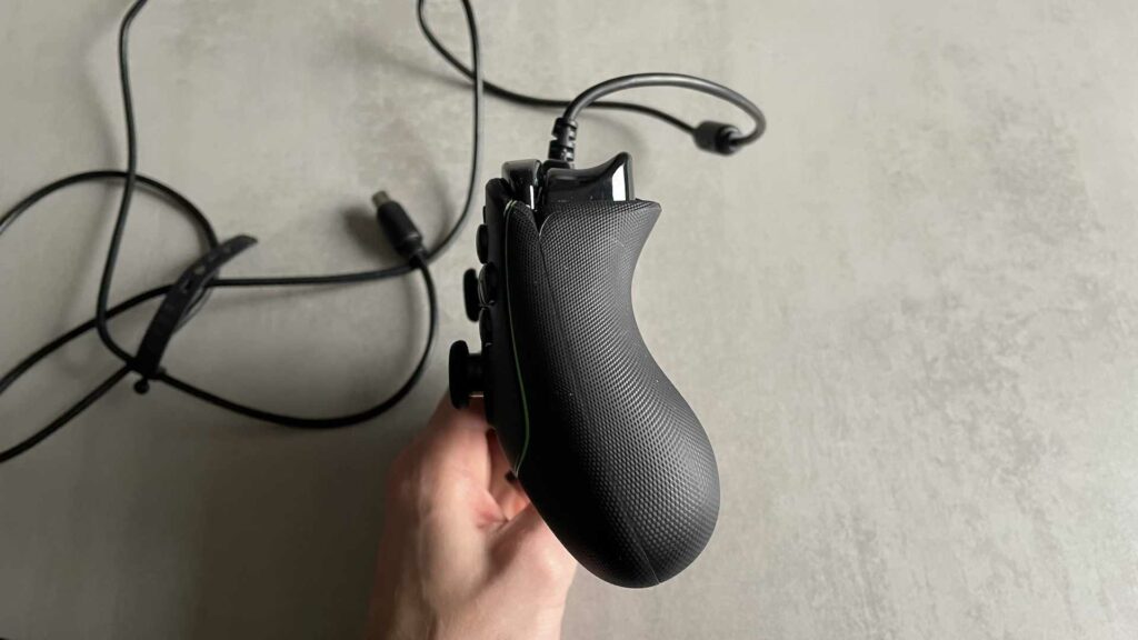 Le grip de la manette Razer Xbox Wolverine V2 // Source : Maxime Claudel pour Numerama Le grip de la manette Razer Xbox Wolverine V2 // Source : Maxime Claudel pour Numerama