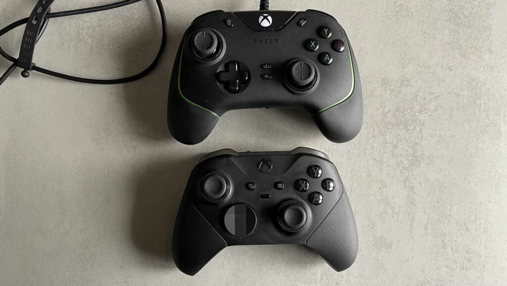 Manette Razer Wolverine V2 (en haut) versus manette Xbox Series 2 (en bas) // Source : Maxime Claudel pour Numerama