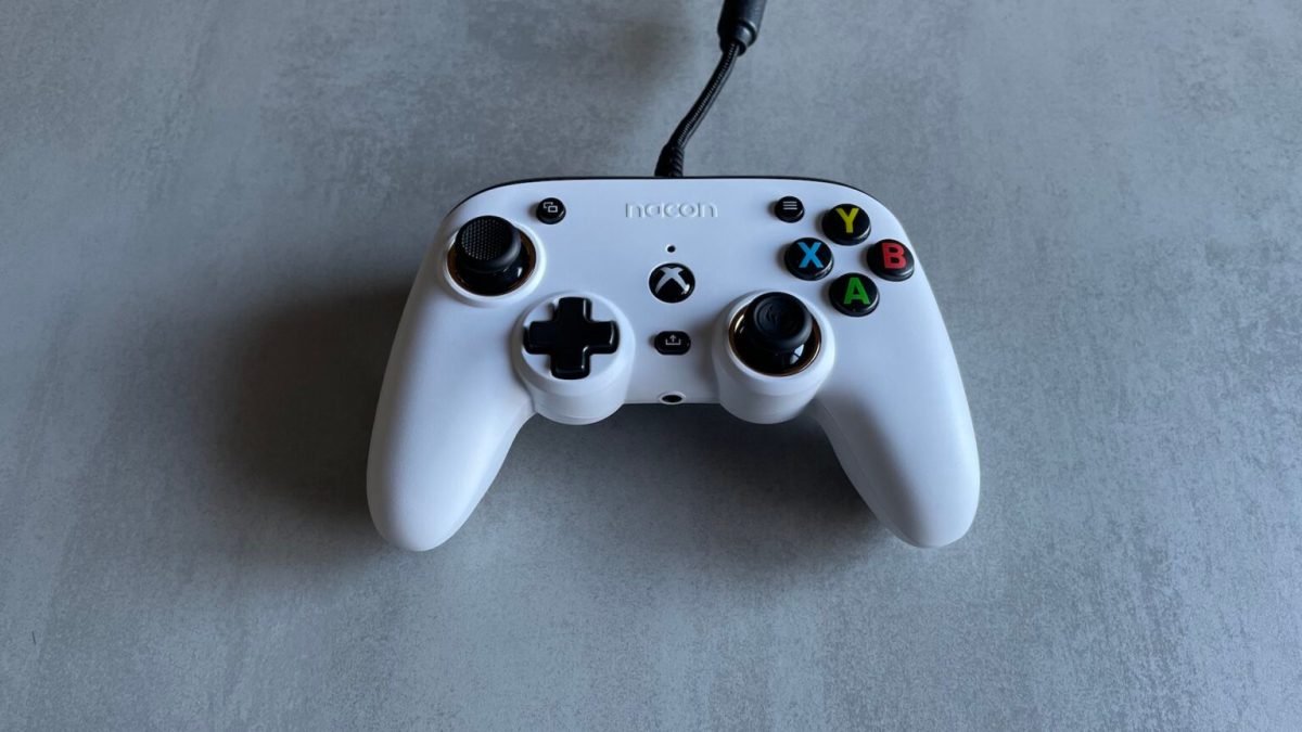 Manette Nacon Pro Compact // Source : Maxime Claudel pour Numerama