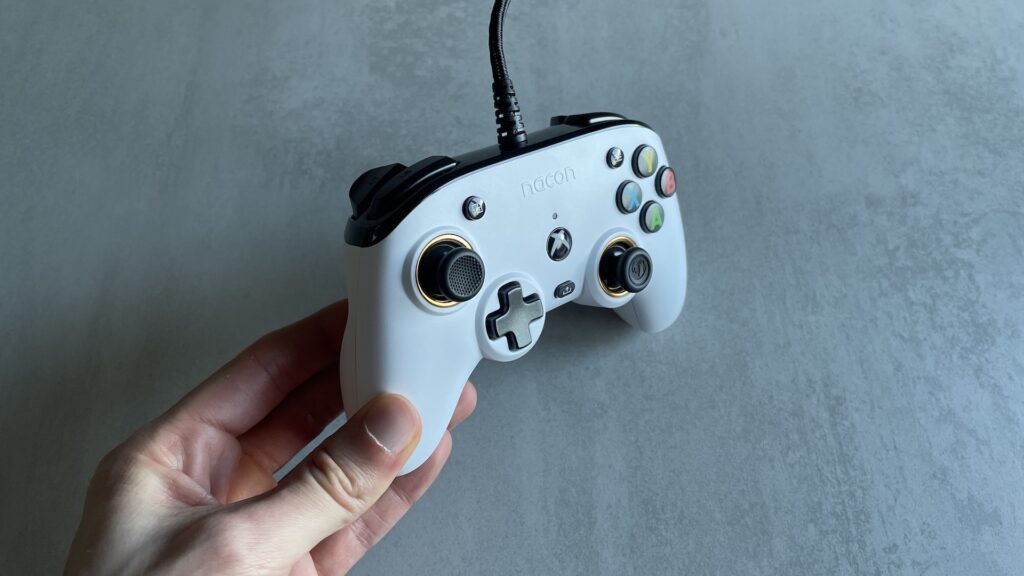 Manette Nacon Pro Compact // Source : Maxime Claudel pour Numerama Manette Nacon Pro Compact // Source : Maxime Claudel pour Numerama