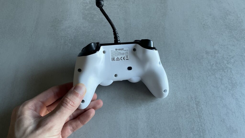 Arrière de la manette Nacon Pro Compact // Source : Maxime Claudel pour Numerama Arrière de la manette Nacon Pro Compact // Source : Maxime Claudel pour Numerama