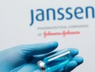 Le vaccin de Janssen/Johnson&Johnson contre le coronavirus SARS-CoV-2 repose sur une seule dose. // Source : Pexels / logo Janssen