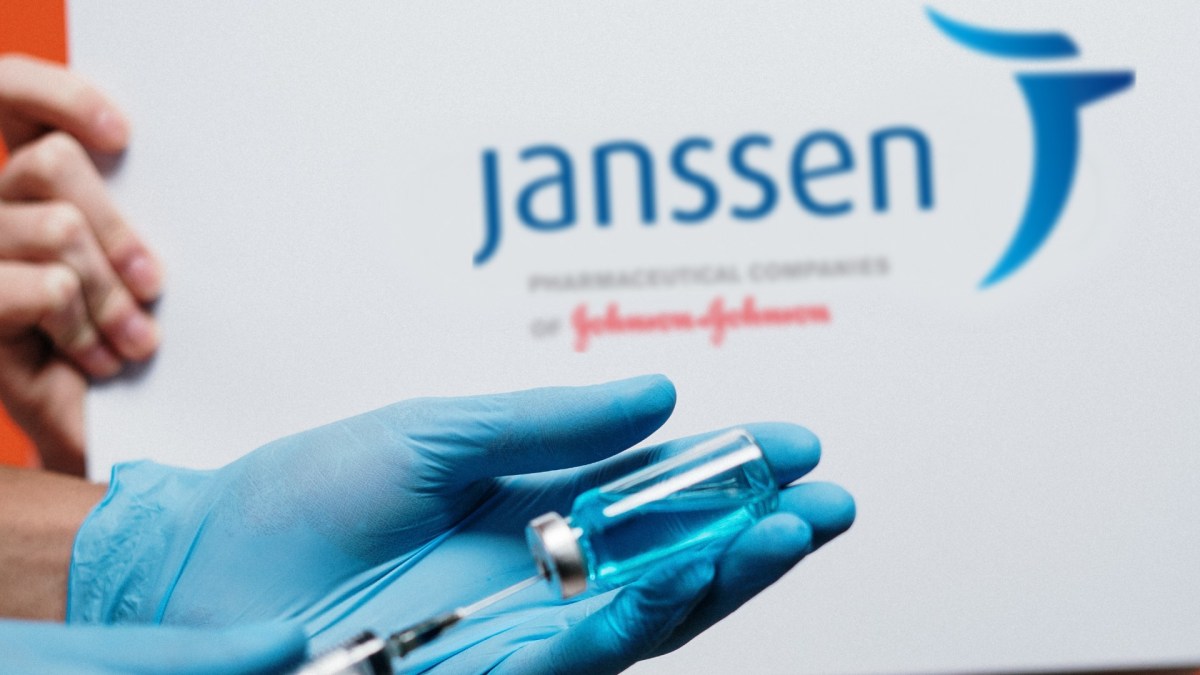 Le vaccin de Janssen/Johnson&Johnson contre le coronavirus SARS-CoV-2 repose sur une seule dose. // Source : Pexels / logo Janssen