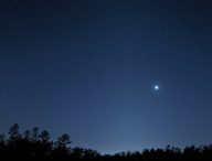 Lumière zodiacale, Vénus et Mars. // Source : Flickr/Stephen Rahn (photo recadrée)
