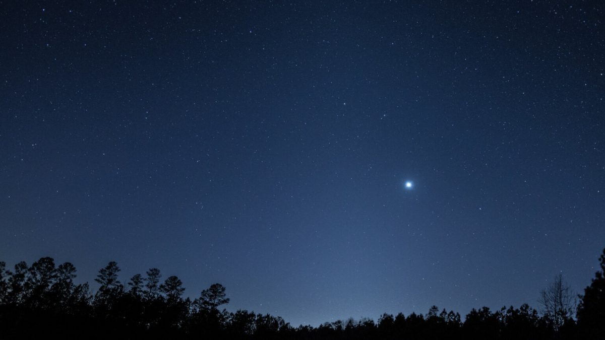 Lumière zodiacale, Vénus et Mars. // Source : Flickr/Stephen Rahn (photo recadrée)