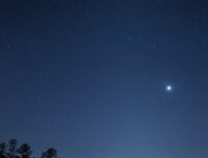 Lumière zodiacale, Vénus et Mars. // Source : Flickr/Stephen Rahn (photo recadrée)