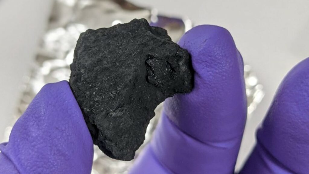 La météorite de chondrite carbonée crashée en Angleterre, en février 2021. Elle pèse 300g, ce qui reste beaucoup. // Source : The Trustees of the Natural History Museum, London