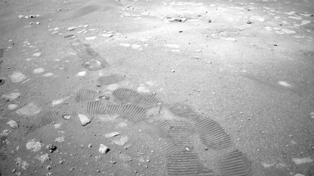 Les traces de roues laissées par Perseverance sur Mars. // Source : NASA/JPL-Caltech (image recadrée)