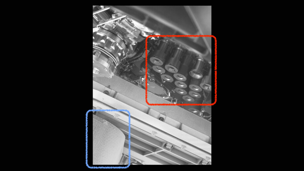 Le système de collecte d'échantillons de Perserance, une fois la plaque de protection larguée. En rouge : les tubes. En bleu : la protection d'Ingenuity. // Source : NASA/JPL-Caltech, annotations Numerama