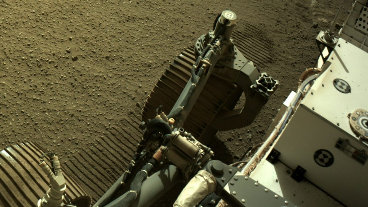 Perseverance en train de rouler sur Mars, le 11 mars 2021. // Source : NASA/JPL-Caltech (photo recadrée)