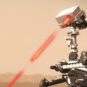 Vue d'artiste de Perseverance utilisant son laser sur Mars. // Source : CNES/VR2Planets, 2021 (image recadrée)