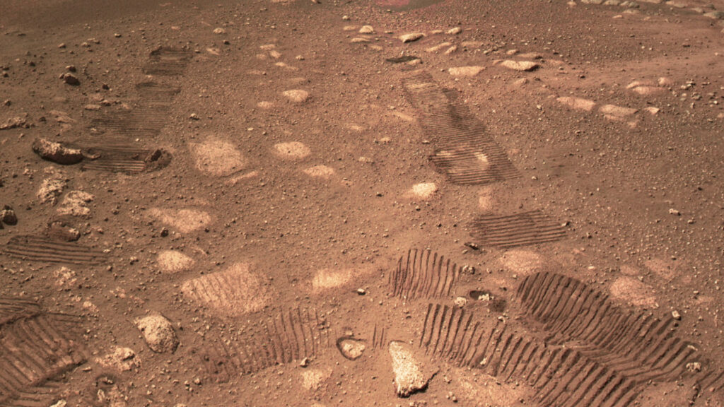 Traces laissées par les roues de Perseverance à la surface martienne. // Source : Flickr/CC/Kevin Gill (photo recadrée)